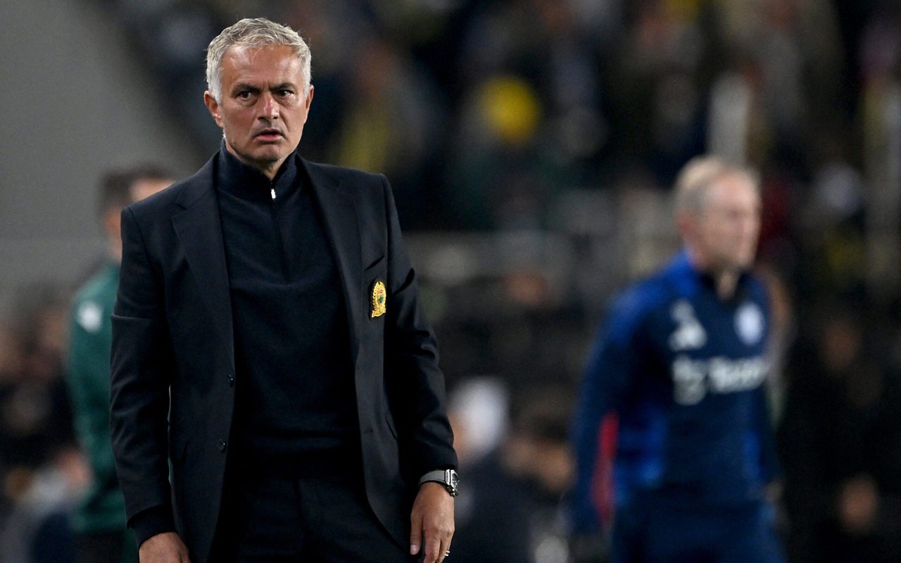 José Mourinho em ação no jogo entre Manchester United e Fenerbahçe pela Europa League (Foto: Ozan KOSE / AFP)