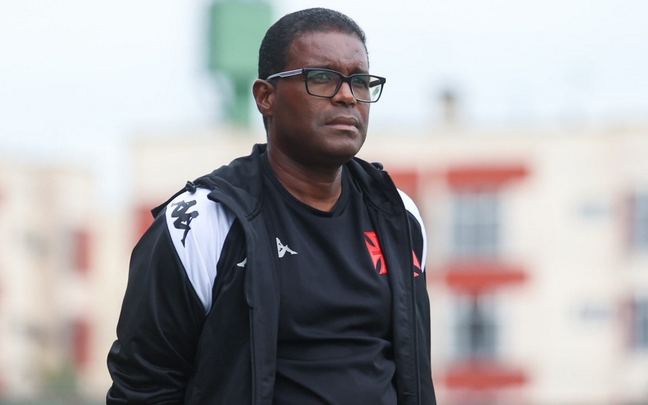 Cássio Barros no comando do Vasco sub-17 (Foto: Dikran Sahagian / CR Vasco da Gama)