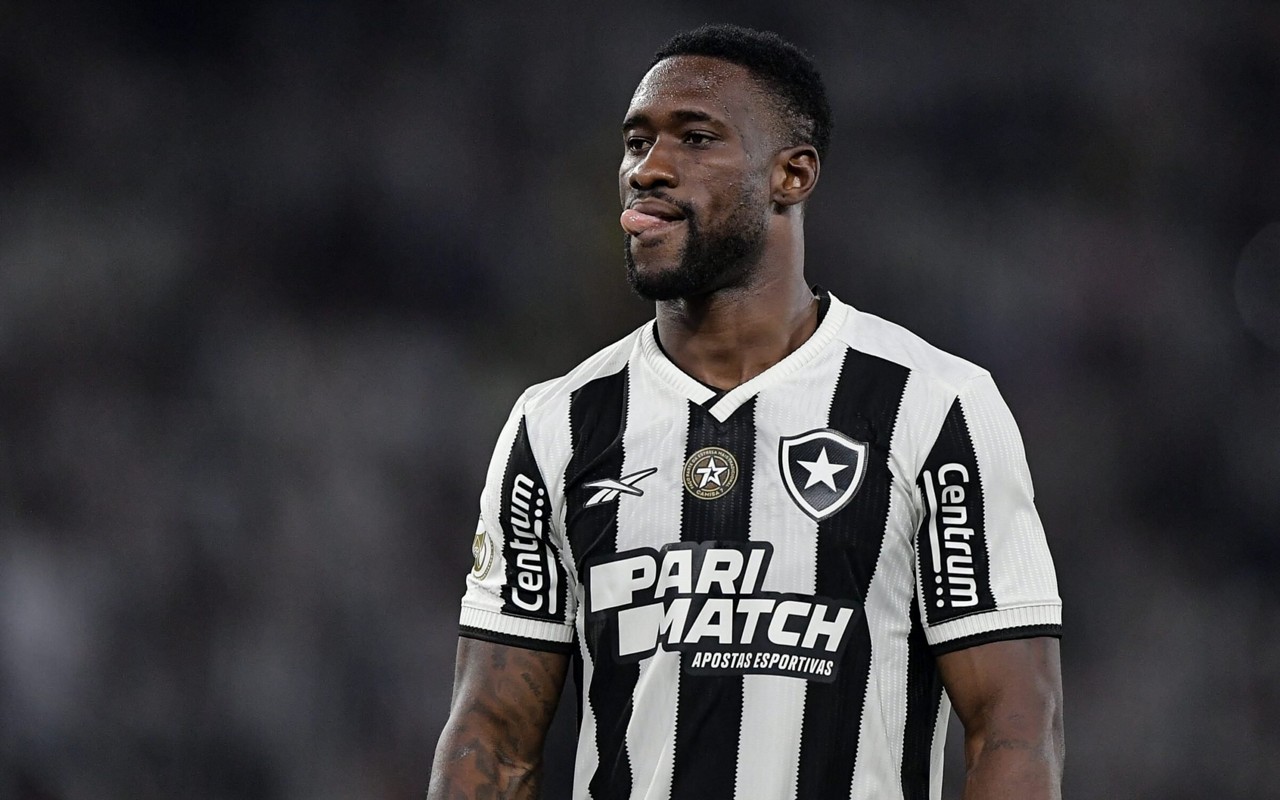 Zagueiro Bastos, em ação pelo Botafogo contra o São Paulo, na ida das quartas de final da Libertadores, no Nilton Santos (Foto: Thiago Ribeiro/AGIF)