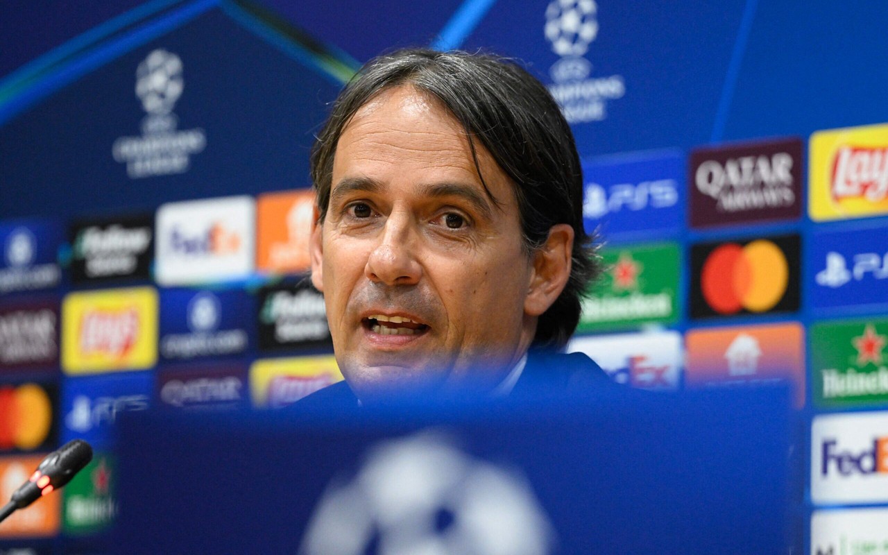 Simone Inzaghi em coletiva antes do duelo entre Inter de Milão e Barcelona, pela Champions (Foto: Josep Lago / AFP)