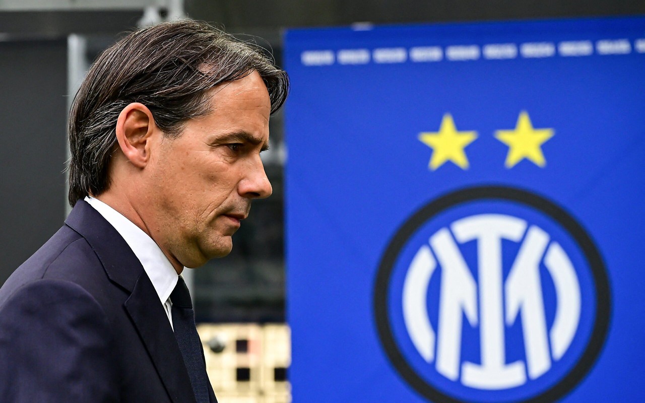 Alvo do Al-Hilal, Simone Inzaghi caminha com o escudo da Inter de Milão ao fundo (Foto: Piero Cruciatti/AFP)