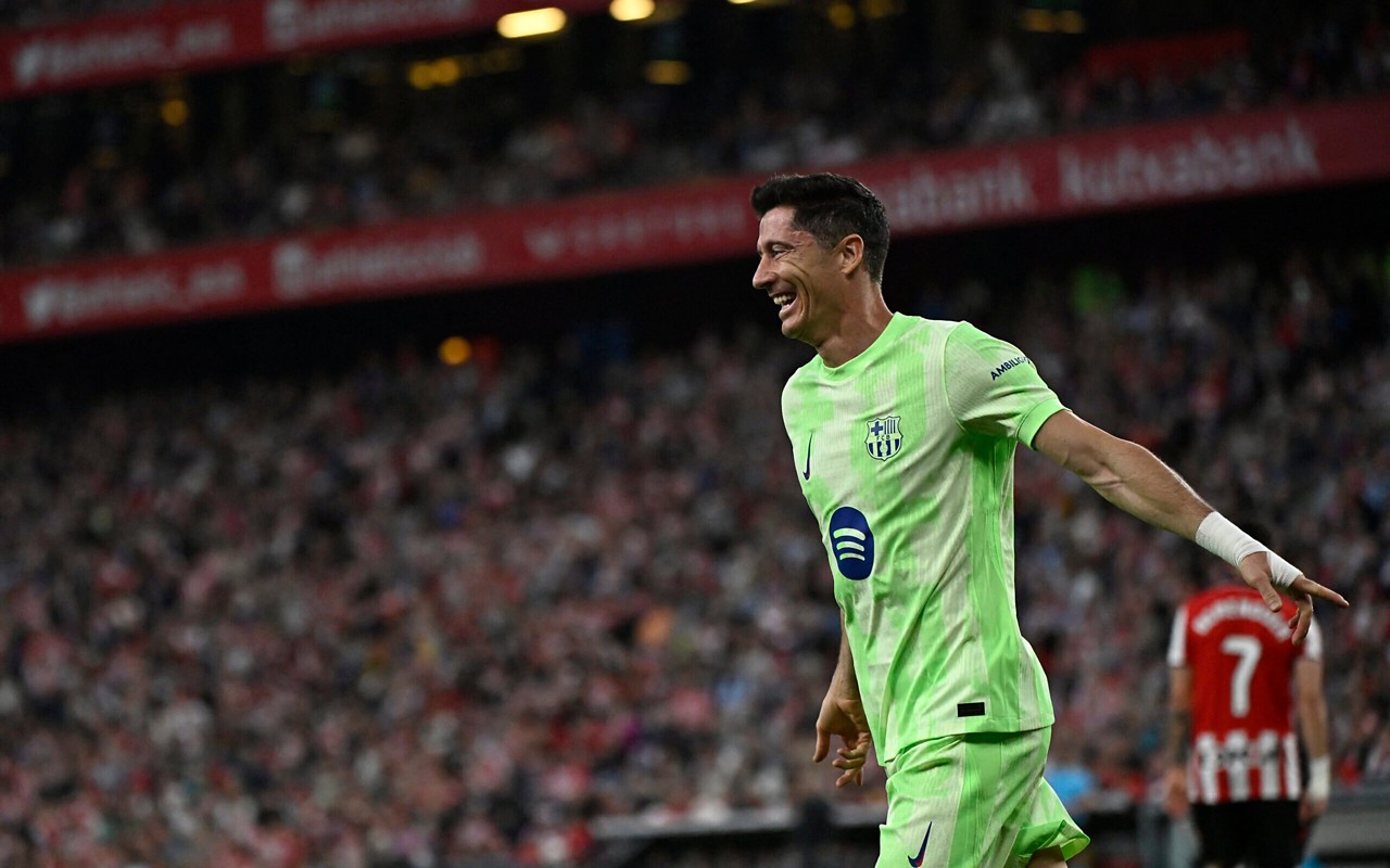 Robert Lewandowski comemora gol pelo Barcelona em La Liga (Foto: Ander Gillenea/AFP)