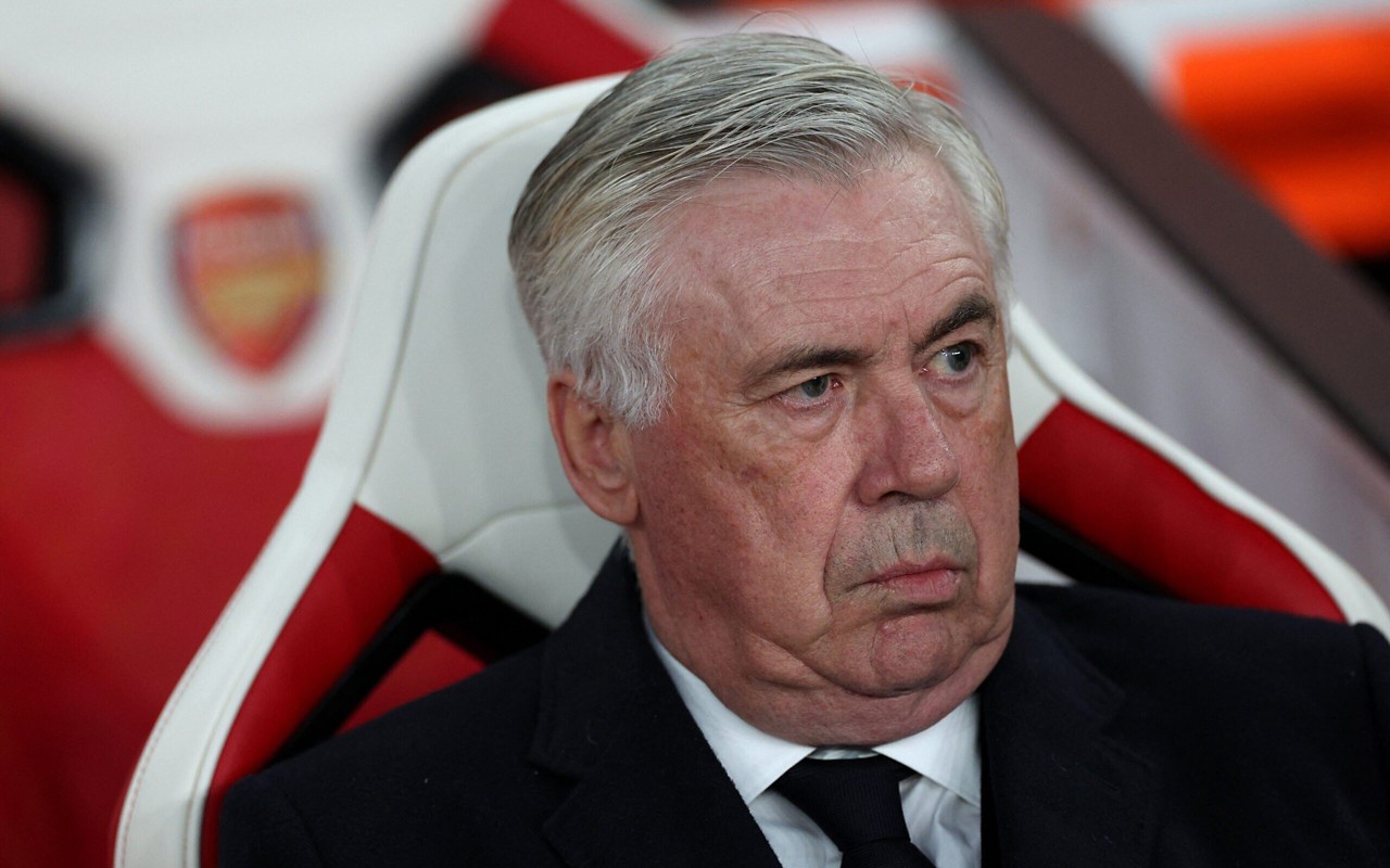 Técnico do Real Madrid, Carlo Ancelotti observa o jogo contra o Arsenal, pela Champions League (Foto: Adrian Dennis/AFP)