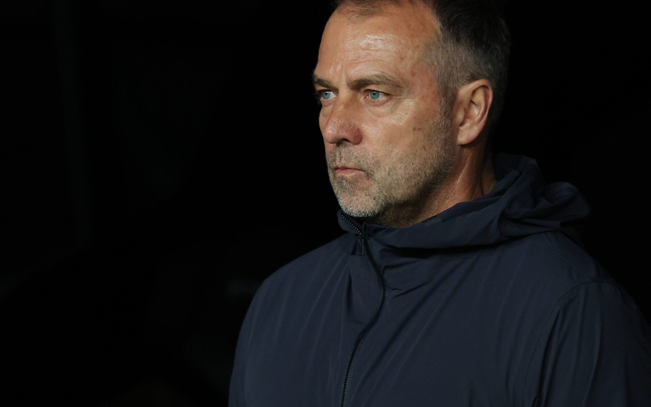 Técnico do Barcelona, Hansi-Flick observa equipe em campo (Foto: Lluis Gene/AFP)
