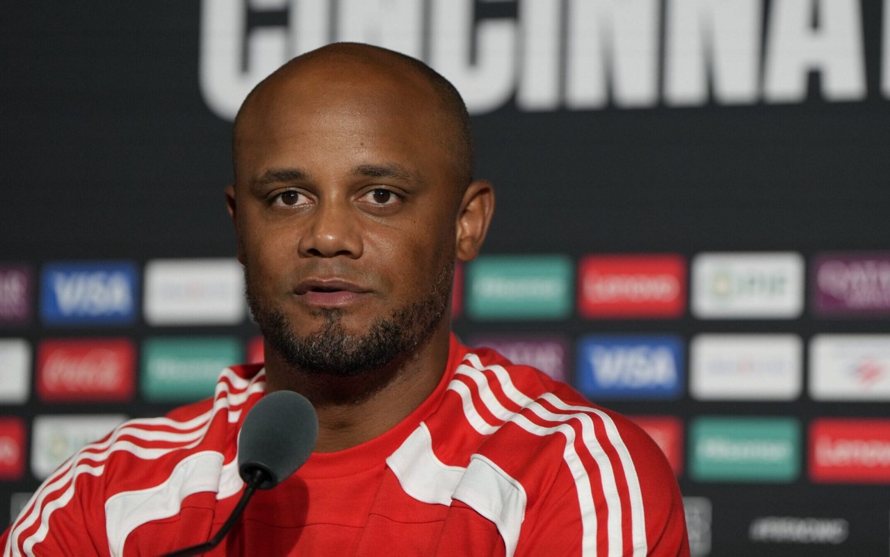 Vicent Kompany, técnico do Bayern de Munique, em entrevista coletiva. Foto: Divulgação/Bayern