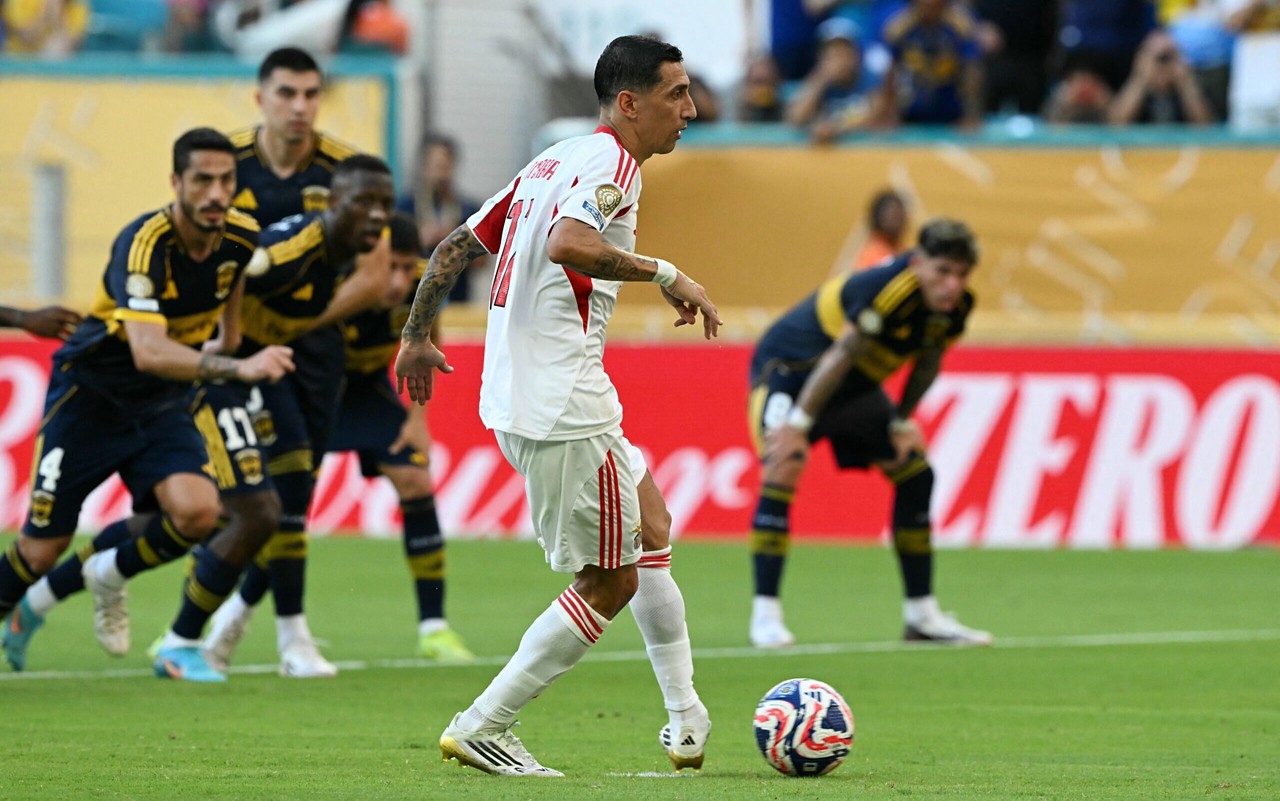Di María converteu o pênalti que diminuiu o placar entre Benfica e Boca Juniors (Foto: AFP)