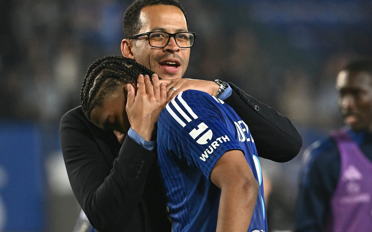 Andrey Santos é abraçado por Liam Rosenior, técnico do Strasbourg (Foto: Sebastien Bozon/AFP)