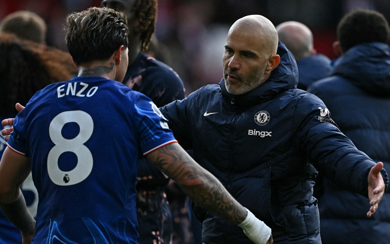 Enzo Maresca, treinador do Chelsea, com Enzo Fernandez após partida contra o Nottingham Forest, pela última partida da Premier League (Foto: Bem Stansall/AFP)