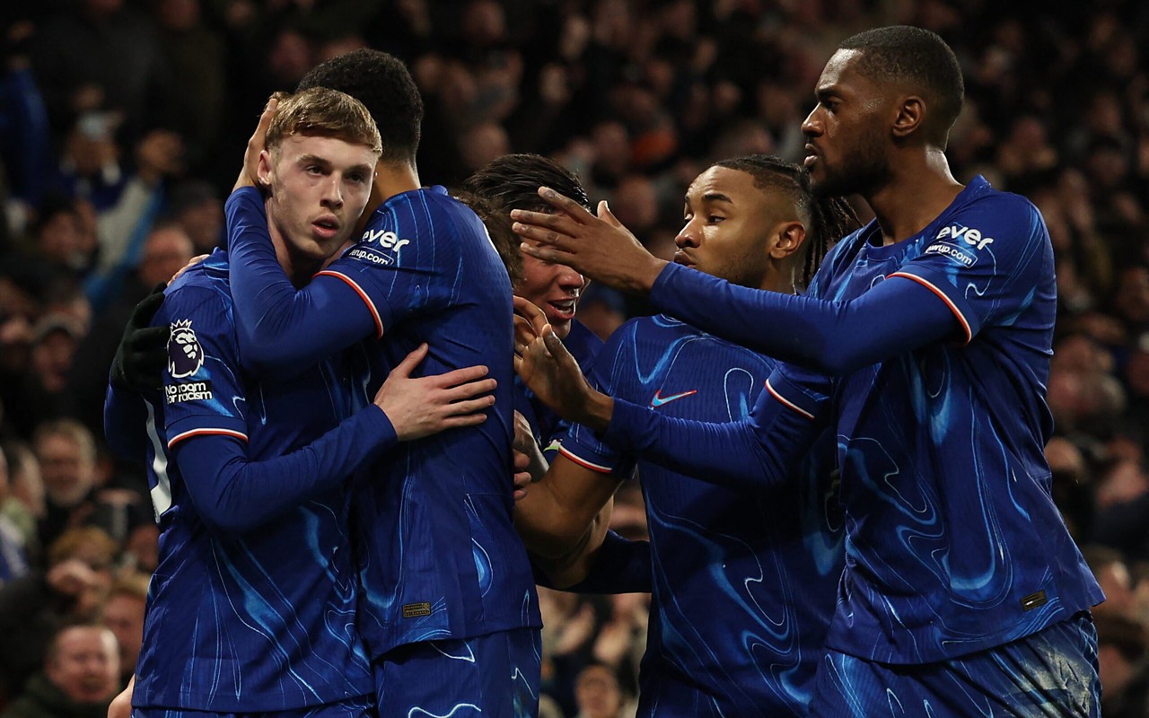 Cole Palmer comemora o gol em Chelsea x West Ham (foto: Adrian Dennis / AFP)