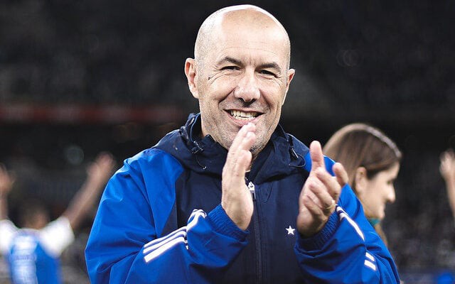 Leonardo Jardim deu os parabéns para os jogadores do Cruzeiro, após goleada sobre o Grêmio (Foto: Gustavo Martins/Cruzeiro)