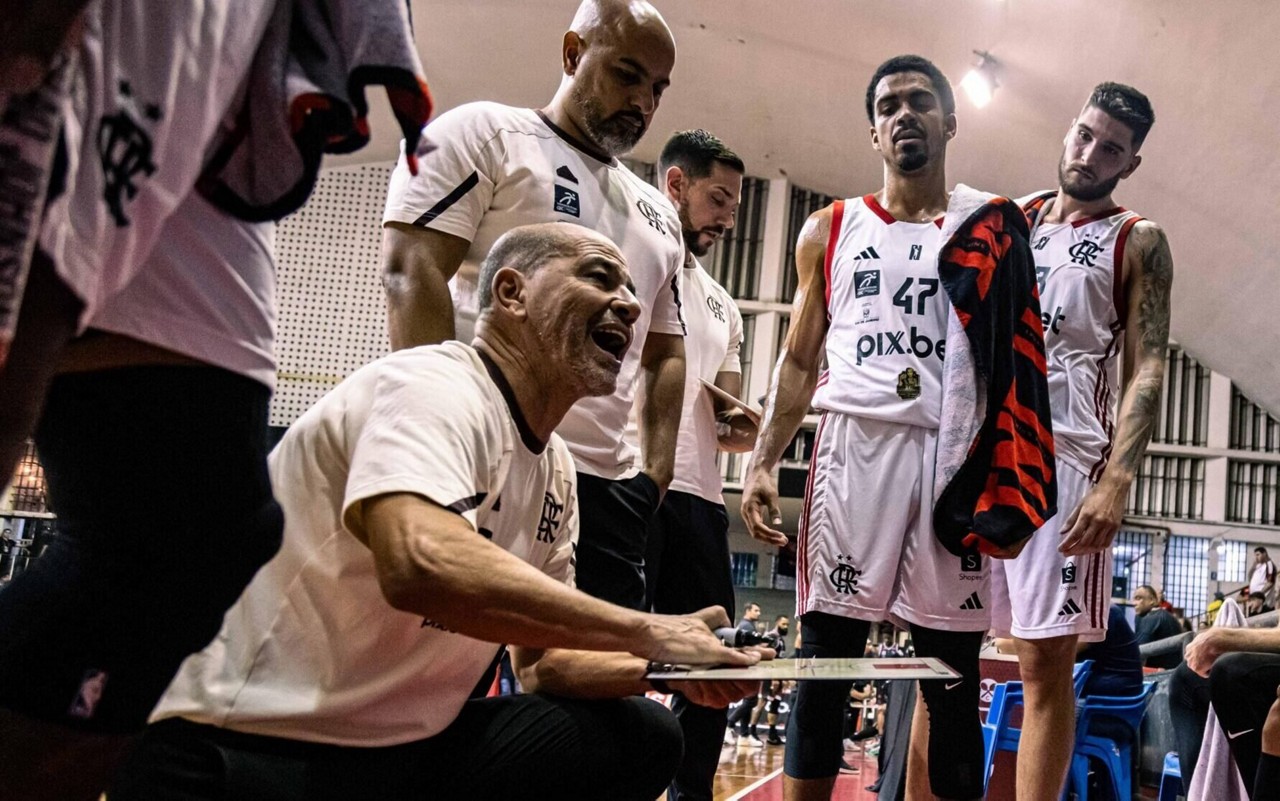 Sergio Hernandez comandando o banco do Flamengo (Foto: Hermes de Paula/CRF)