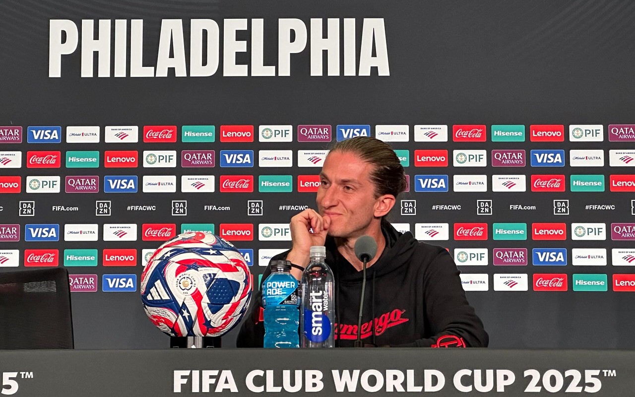 Filipe Luís concede entrevista coletiva antes do jogo contra o Chelsea (Foto: Lucas Bayer/Lance!)