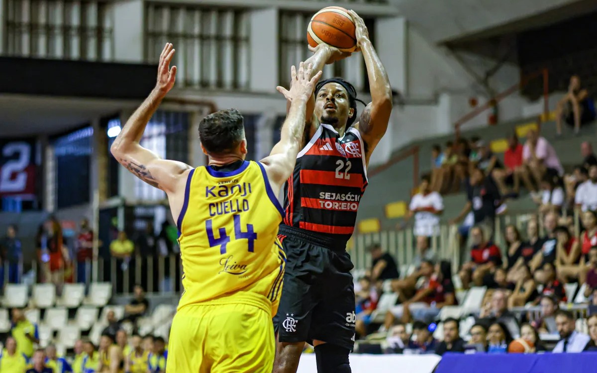 Shaquille Johnson, do Flamengo, durante arremesso sobre Cuello, do Boca Juniors, pelo BCLA (Foto: Divulgação/BCLA)