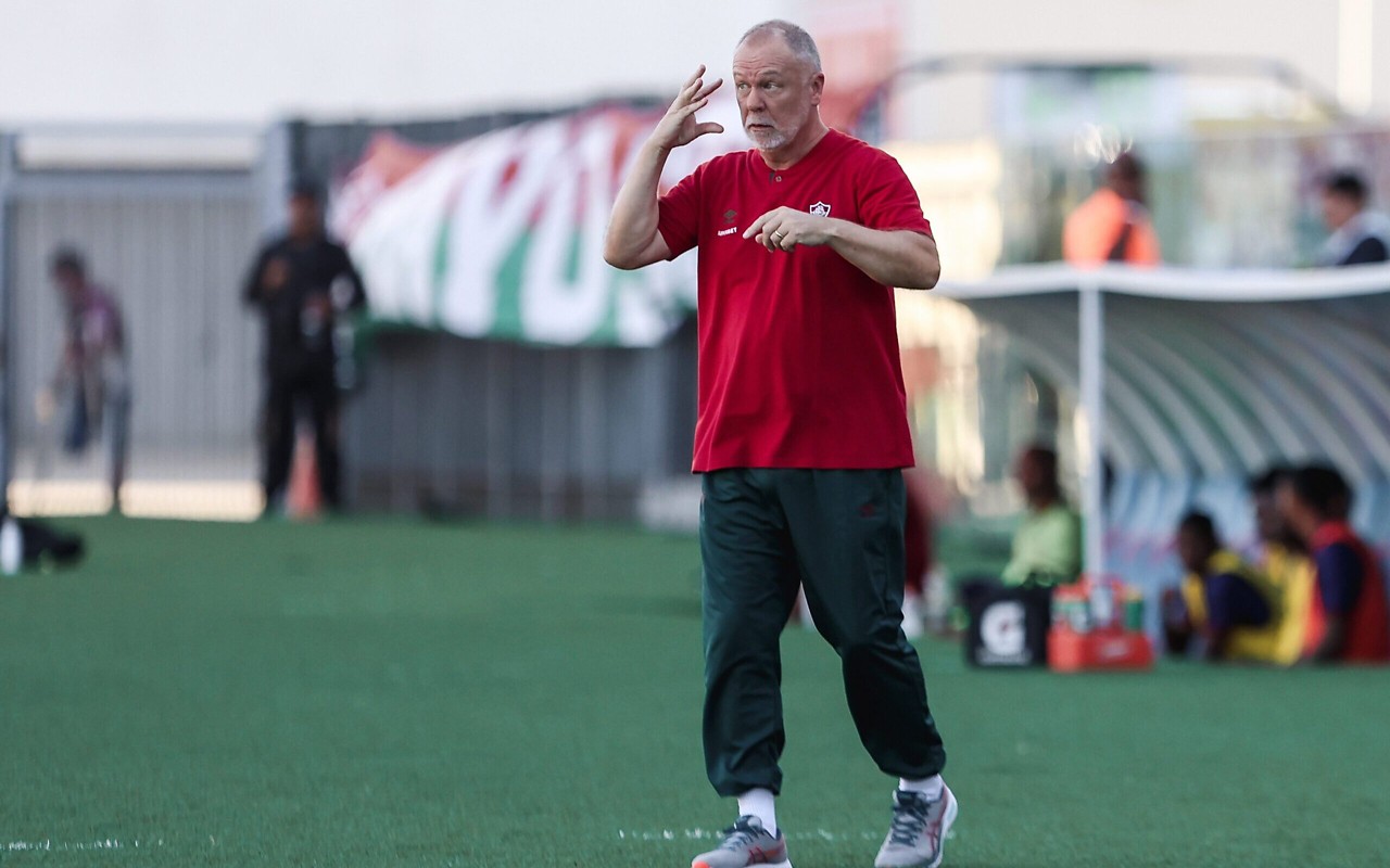 Mano Menezes conversa com atletas do Fluminense durante empate com o Madureira, pelo Campeonato Carioca (Foto: Lucas Merçon/Fluminense FC)