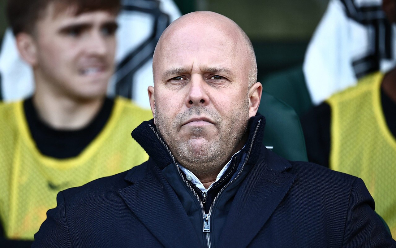 Arne Slot, técnico do Liverpool, à beira do campo em jogo da Premier League (Foto: HENRY NICHOLLS / AFP)