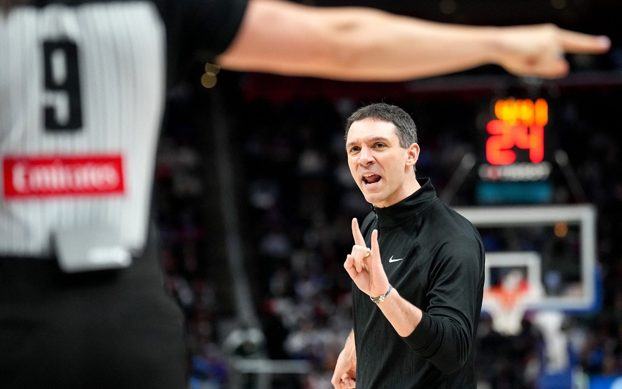Mark Daigneault reclamando com a arbitragem em jogo do Oklahoma City Thunder (Foto: Nic Antaya/Getty Images/AFP)