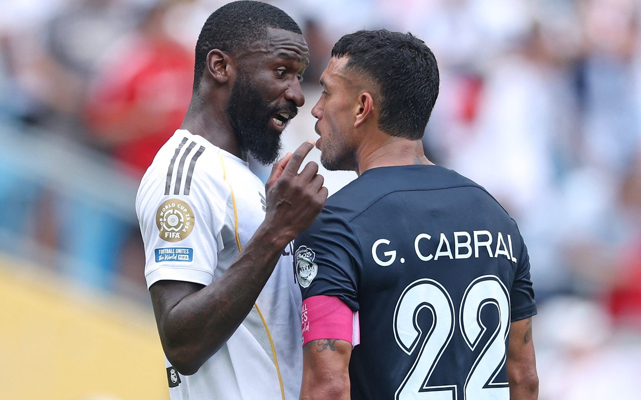 Rüdiger e Cabral discutem em campo na reta final do jogo entre Real Madrid e Pachuca, pelo Mundial de Clubes (Foto: Richard Pelham/AFP)