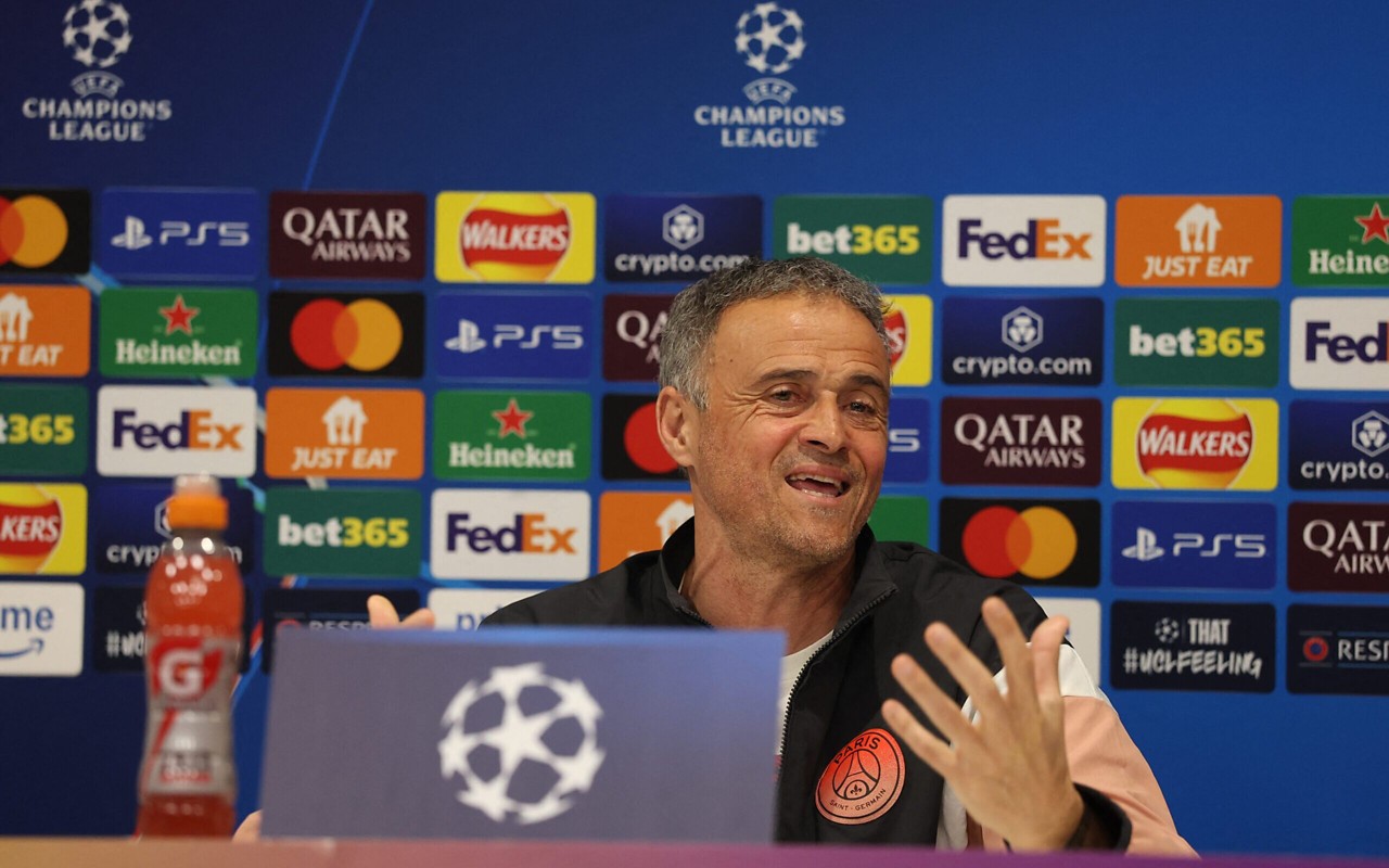 Luis Enrique em entrevista coletiva após classificação do PSG contra o Liverpool (Foto: Paul Currie / AFP)