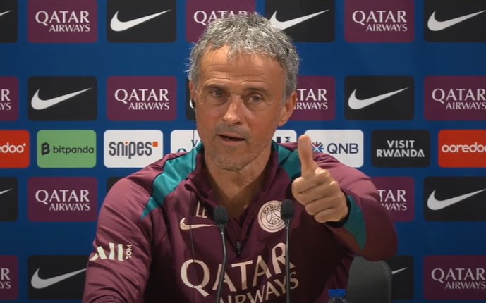 Luis Enrique durante coletiva do PSG (Foto: Reprodução/PSG)