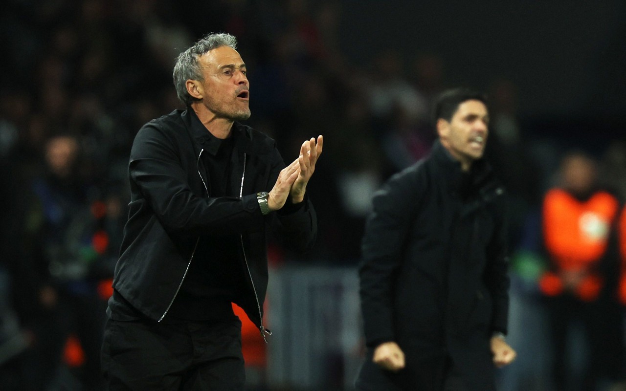 Luis Enrique incentiva jogadores do PSG em jogo contra o Arsenal, pela Champions League (Foto: Thomas Samson/AFP)