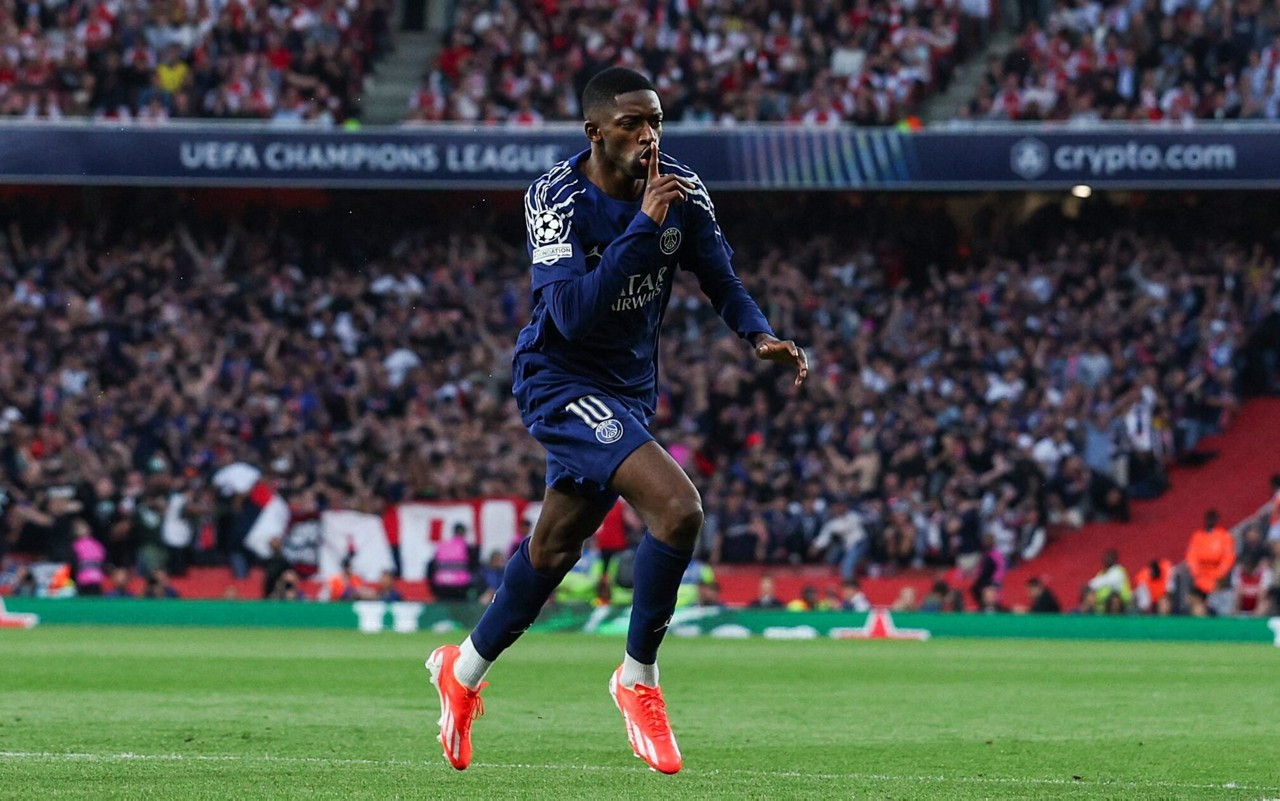 Dembélé comemora gol anotado no duelo entre Arsenal e PSG, pela Champions League (Foto: Adrian Dennis / AFP)