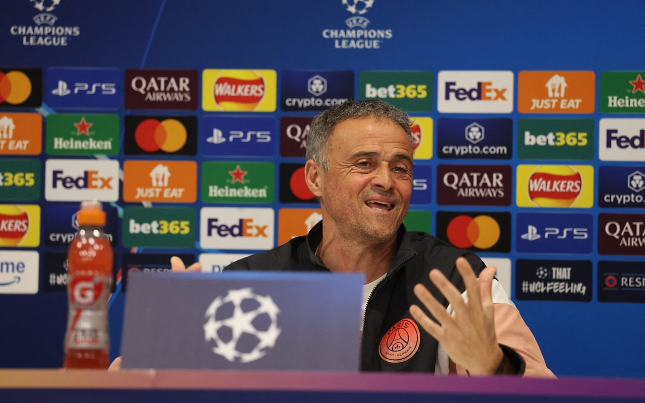 Luis Enrique, técnico do PSG, em coletiva de imprensa (Foto: Paul Currie / AFP)