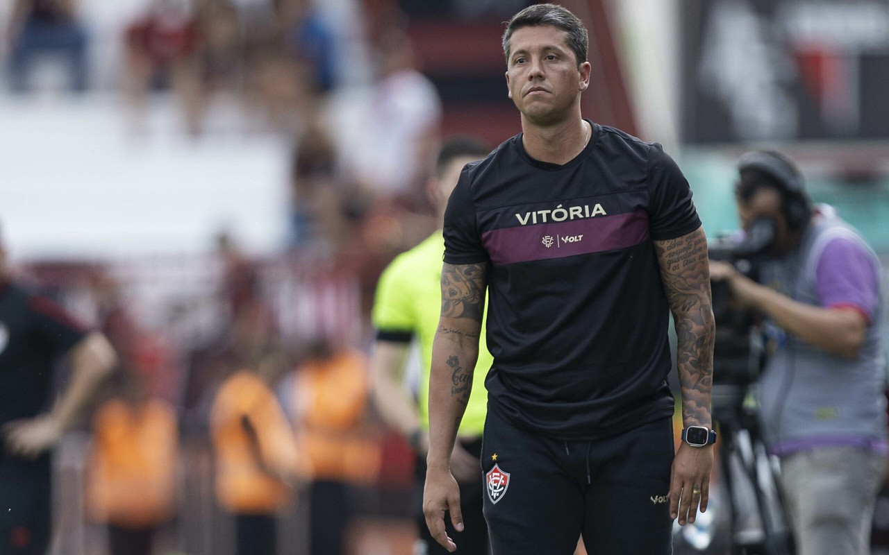 Thiago Carpini, técnico do Vitória, discutiu com jogadores do Bahia (Foto: Heber Gomes/AGIF)