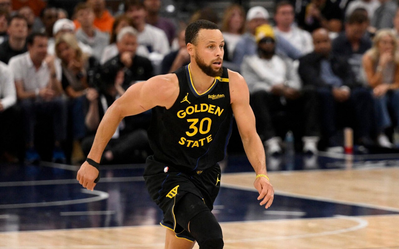 Stephen Curry, do Warriors, em ação contra o Timberwolves na NBA (Foto: David Dow/NBAE via Getty Images/AFP)
