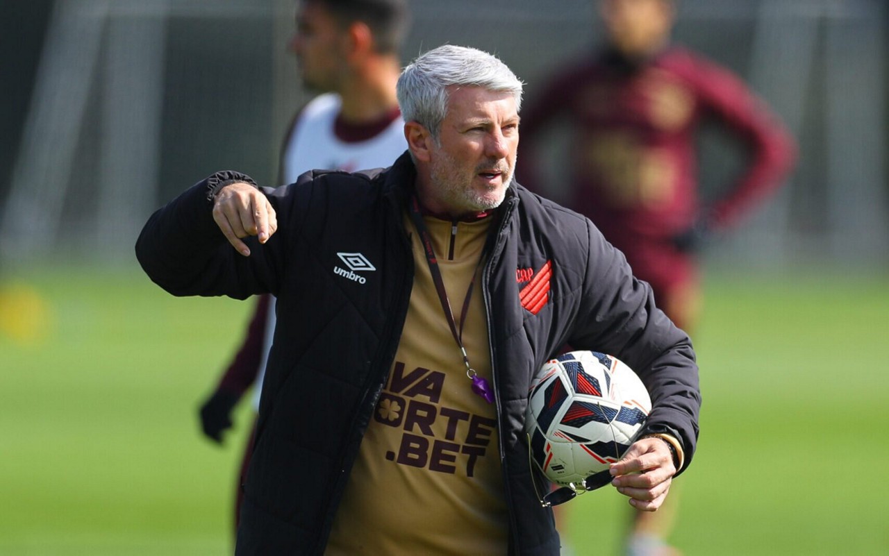 Odair Hellmann tem dois jogos pelo Athletico na Série B. Foto: José Tramontin/Athletico