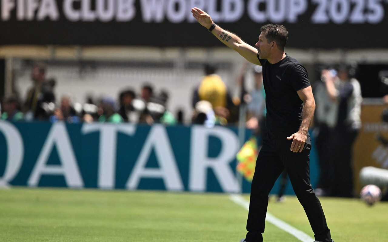 Diego Simeone durante jogo do Atlético de Madrid no Mundial de Clubes (Foto: Patrick T. Fallon/AFP)