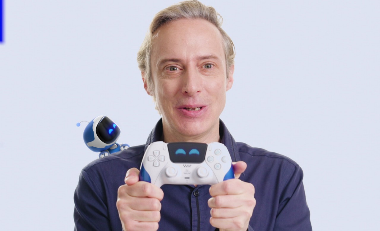 A primeira versão da edição limitada do controle DualSense Astro Bot foi lançada em 2024, se tornou sucesso de venda e virou ório de colecionador