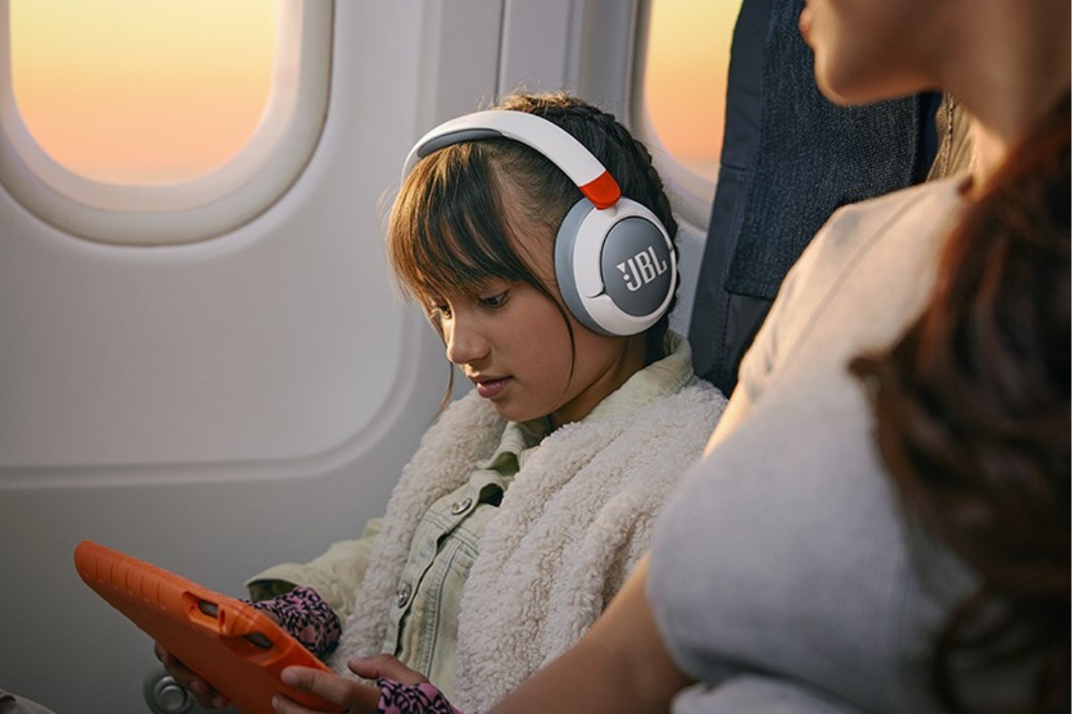 Modelo do JBL Junior 470NC, fone desenvolvido especialmente para crianças
