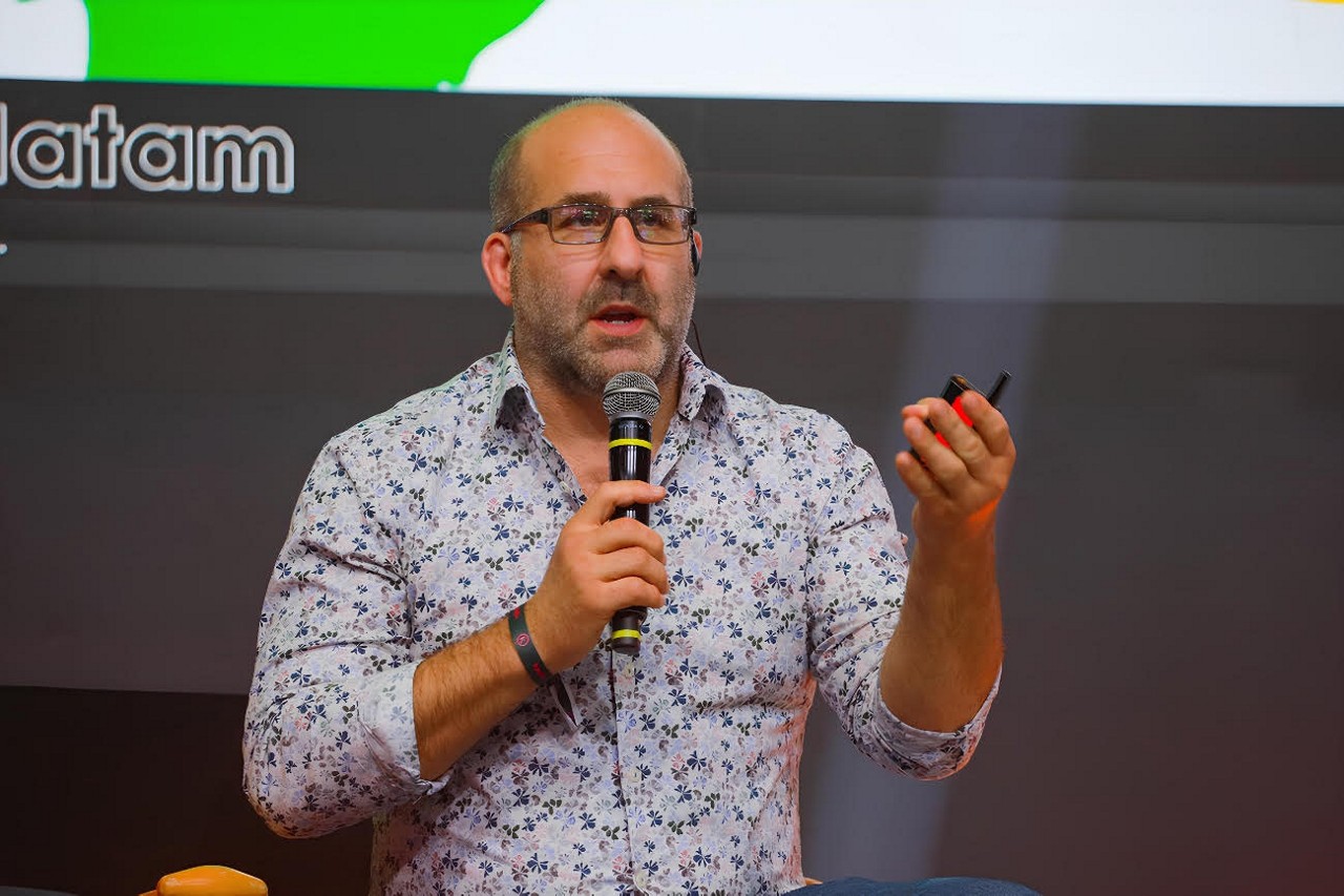 Jason Della Rocca em palestra na gamescom latam 2024