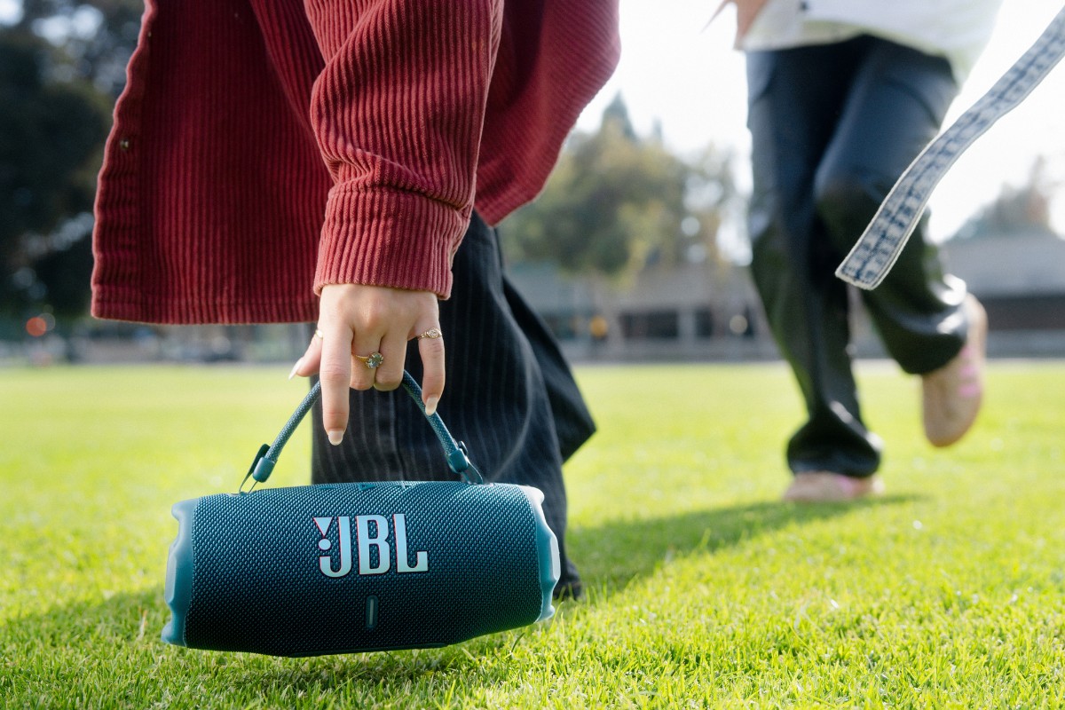 A Charge 6 utiliza o sistema JBL AI Sound Boost, um algoritmo que processa o áudio em tempo real para maximizar o desempenho acústico
