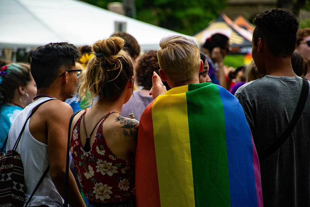 Meta alterou diretrizes de suas plataformas e pode afetar discursos sobre pessoas LGBQIAPN+ e mulheres