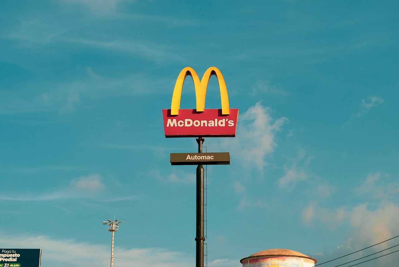 A vulnerabilidade foi encontrada pelos especialistas Ian Carroll e Sam Curry durante uma análise de segurança no sistema de contratação da rede de fast-food