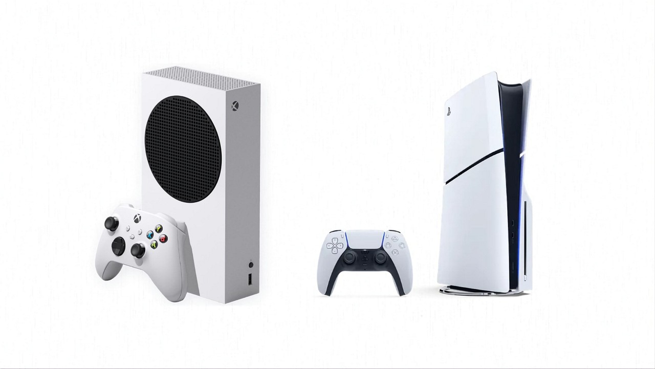 Microsoft Xbox Series S à esquerda e Sony PlayStation 5 à direita