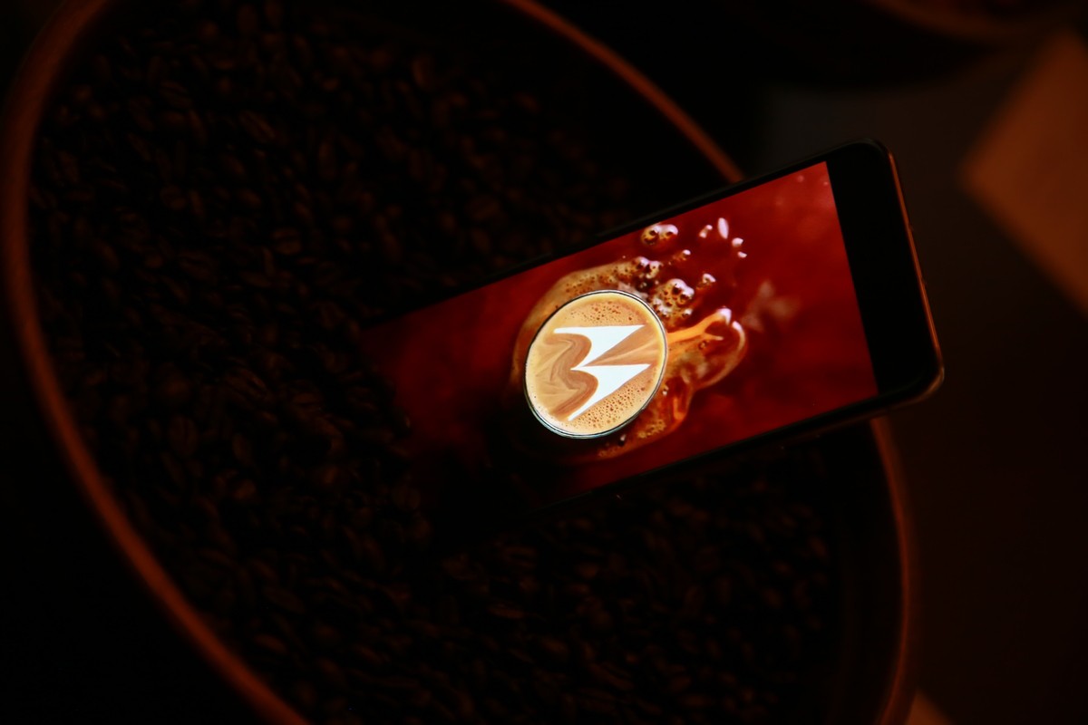 Marca escolheu a Mocha Mousse, eleita a cor do ano, para os novos smartphones