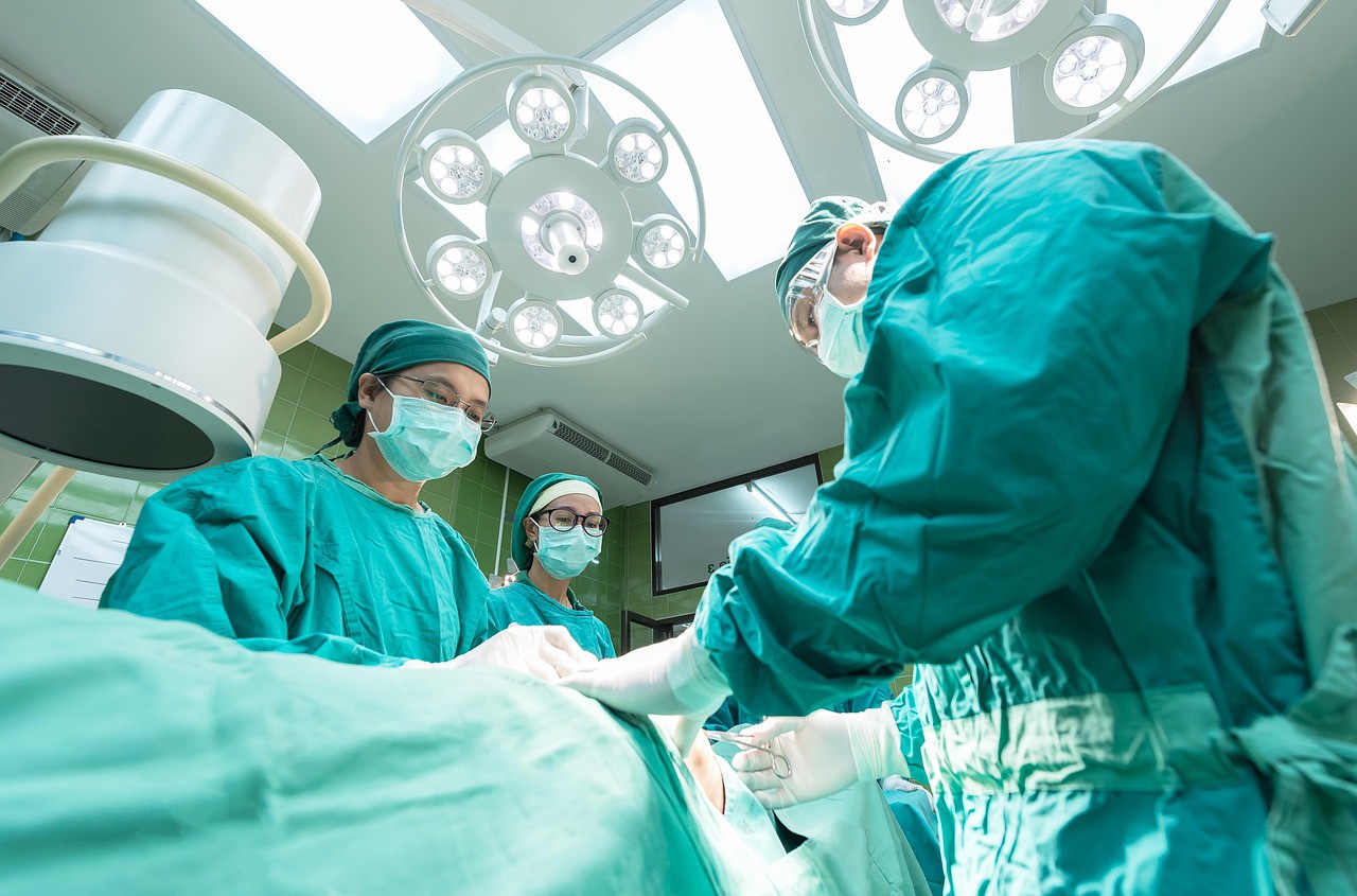 Imagem meramente ilustrativa de cirurgia realizada por humanos