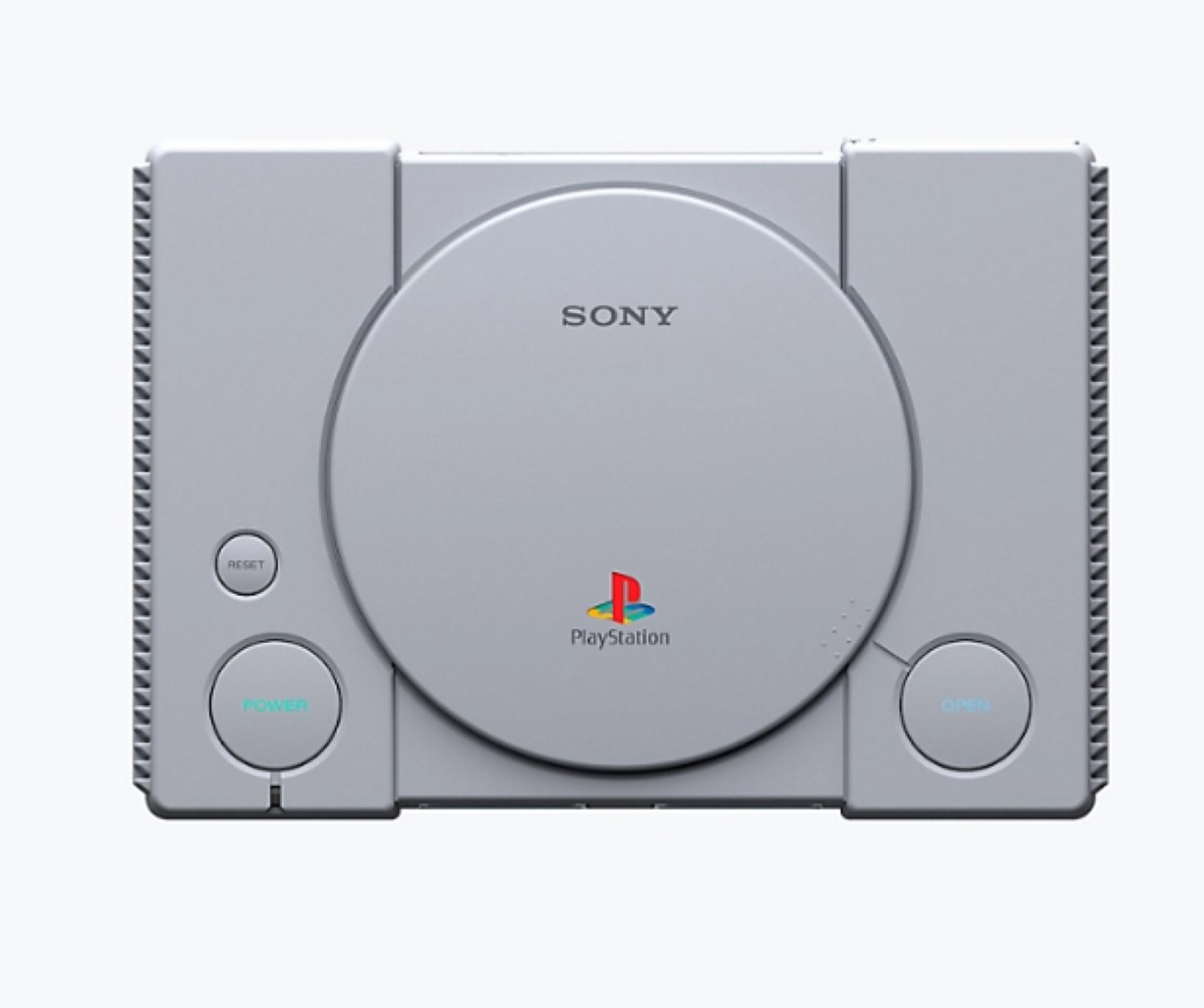 No Brasil, o PlayStation 1 não foi vendido oficialmente pela Sony na época, e os interessados tinham que recorrer a importação para tê-lo