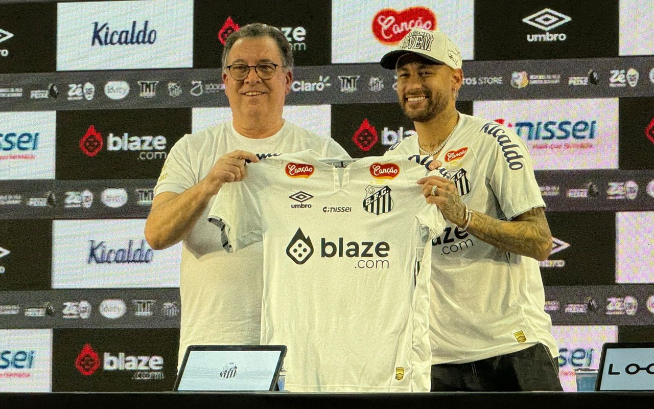 Neymar e o presidente do Santos, Marcelo Teixeira, na coletiva de apresentação do atacante. (Foto: Vinícius Harfush/Lance!)