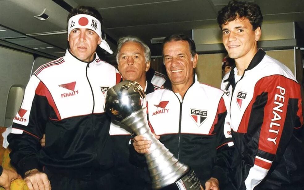 Telê Santana eternizado com uma estátua no Morumbi após comandar a era mais vitoriosa do São Paulo. (Foto: Acervo/São Paulo)