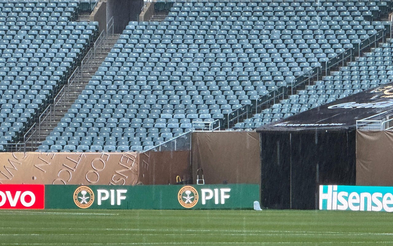 Tempestade atinge Estádio Lincoln Financial Field (Foto: Lucas Bayer/Lance!)