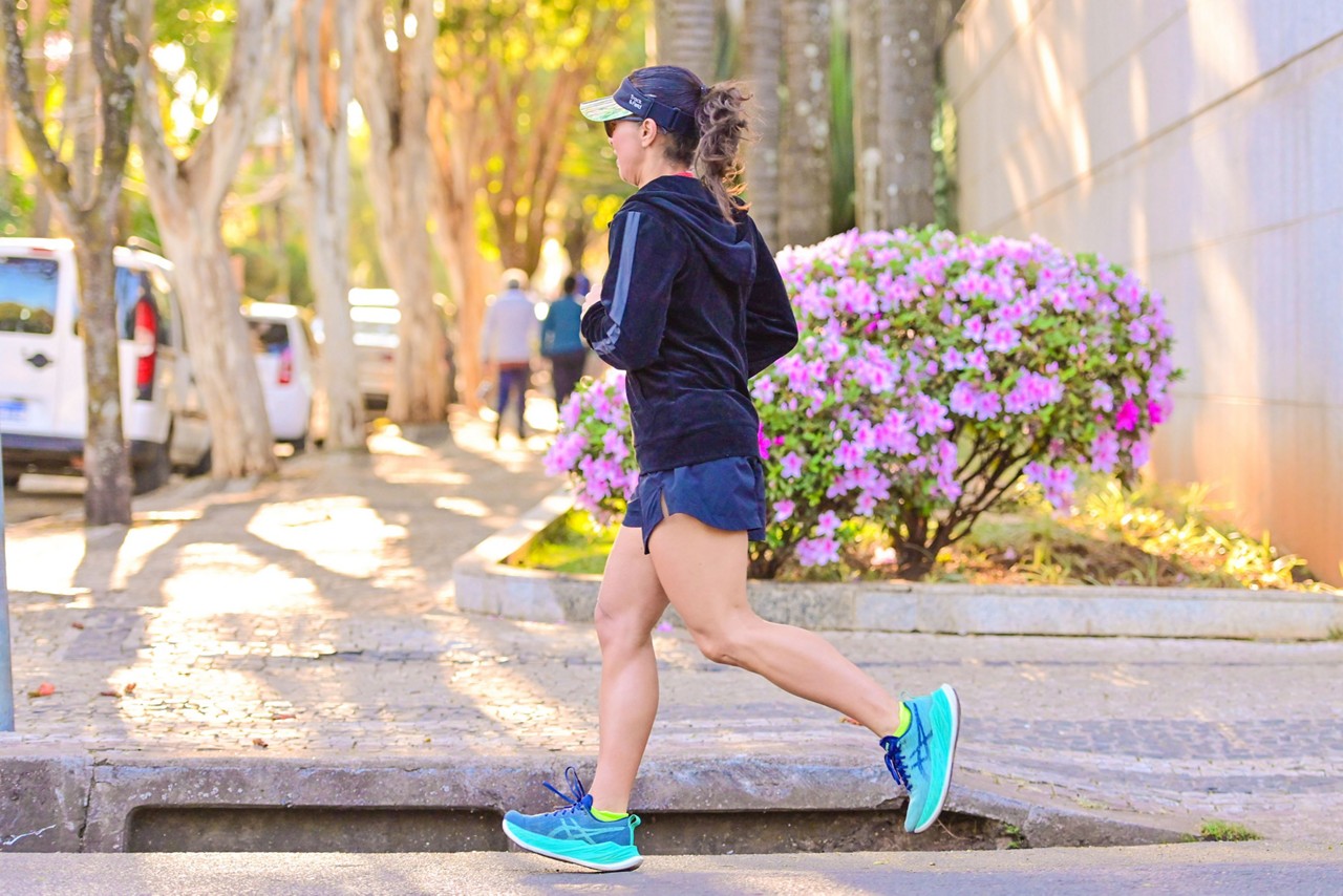 Usar roupas especiais, de preferência de tecidos sintéticos, ajuda na prática da corrida de rua no inverno