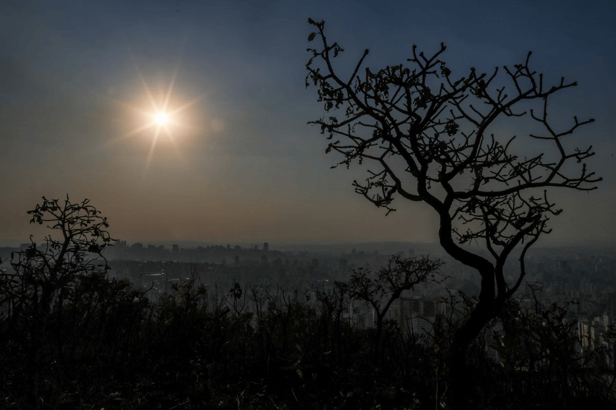 O dia será de sol intenso, com poucas nuvens no céu.