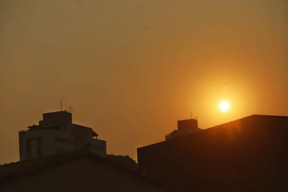 O dia será de sol intenso, com poucas nuvens no céu.