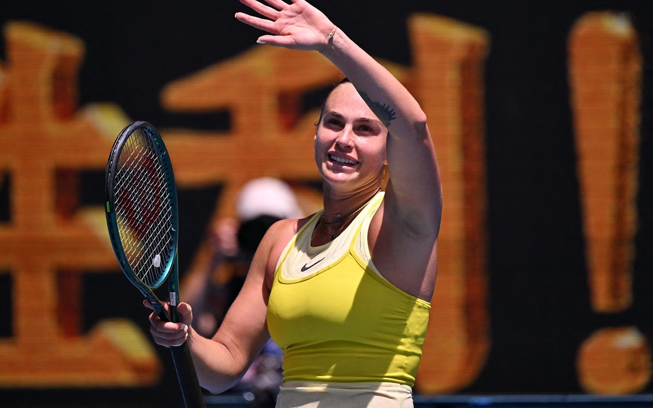 Aryna Sabalenka celebra um de seus títulos de Grand Slam, consolidando-se como uma das melhores tenistas da atualidade. (Foto: AFP)