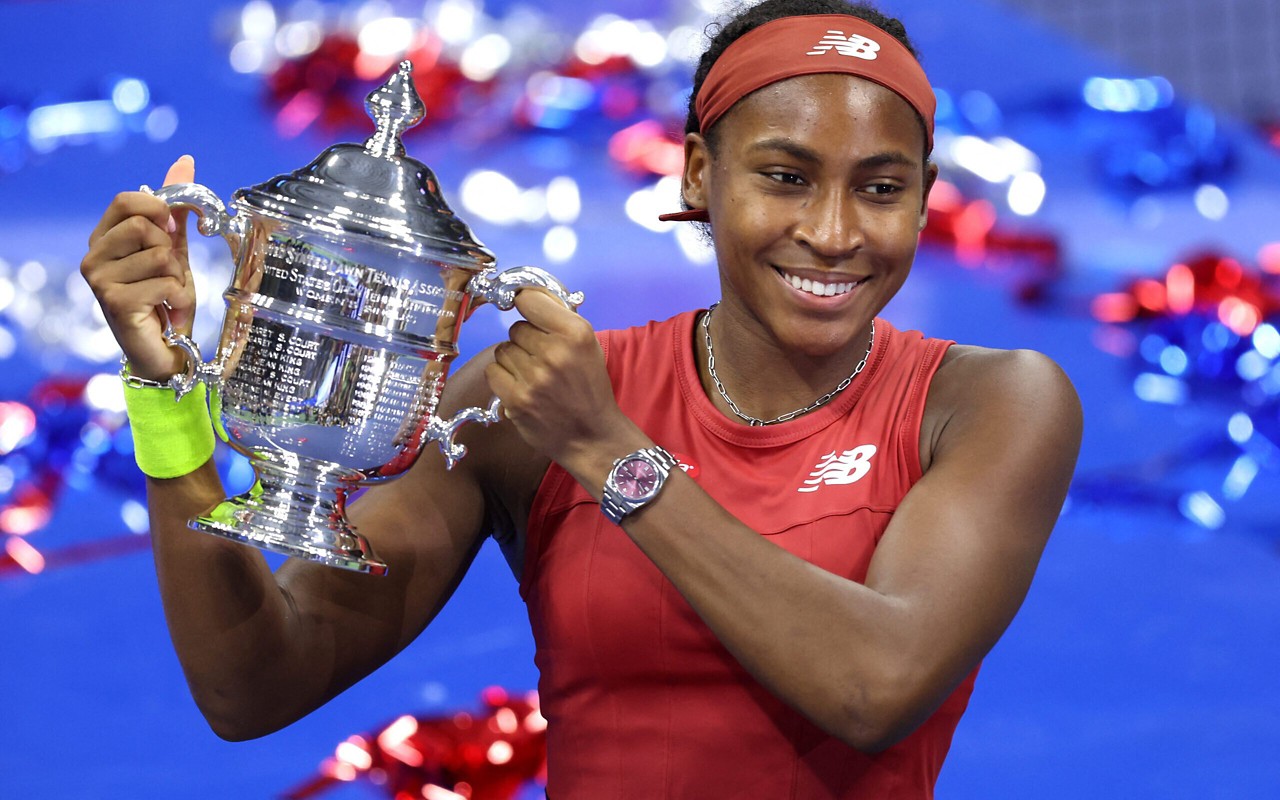 Coco Gauff celebra a conquista do US Open, seu primeiro título de Grand Slam em simples. (Foto: CLIVE BRUNSKILL / GETTY IMAGES VIA AFP)
