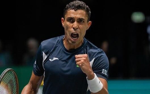 Thiago Monteiro em ação durante torneio internacional, demonstrando sua técnica e determinação nas quadras. (Foto: Green Filmes/CBT)
