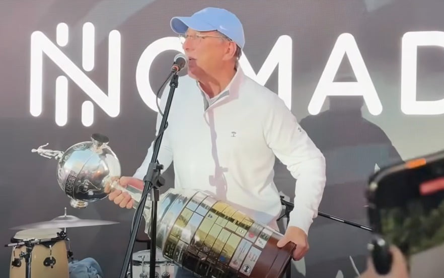 John Textor com o troféu da Libertadores 2024 (Foto: Reprodução/X)